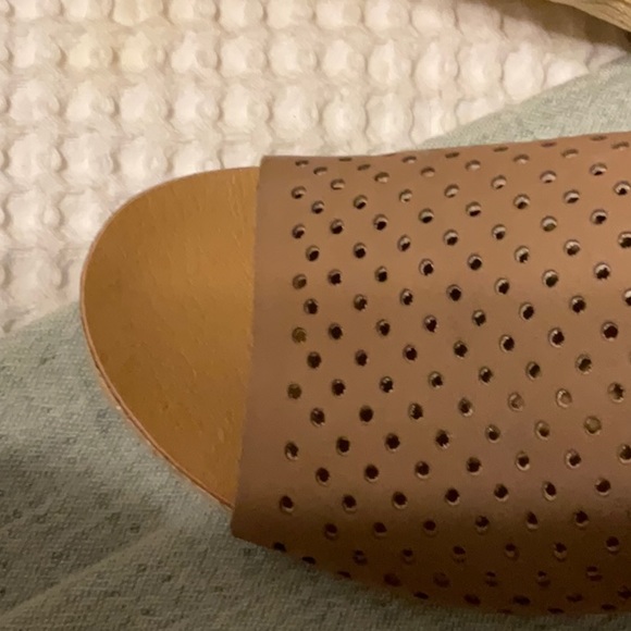 Lucky Brand slides - Picture 5 of 7